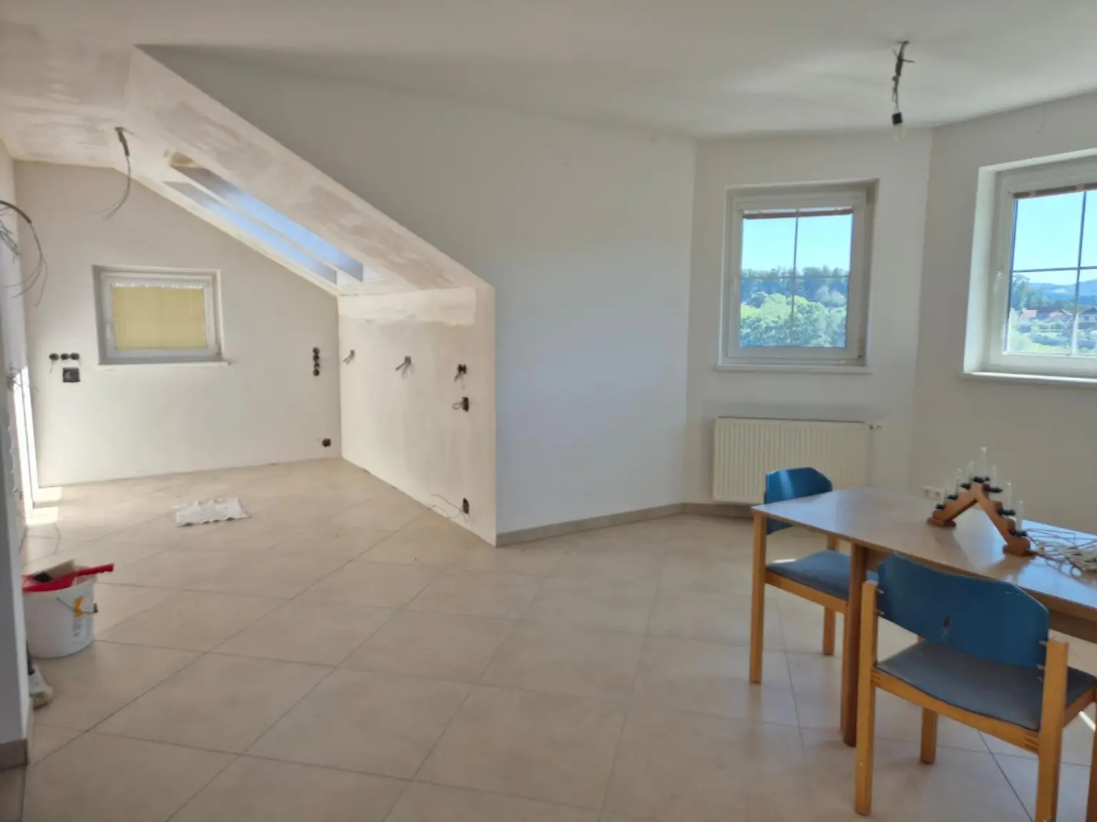 ZWEIFAMILIENHAUS IN ERHÖHTER GRÜNRUHELAGE MIT AUSBLICK