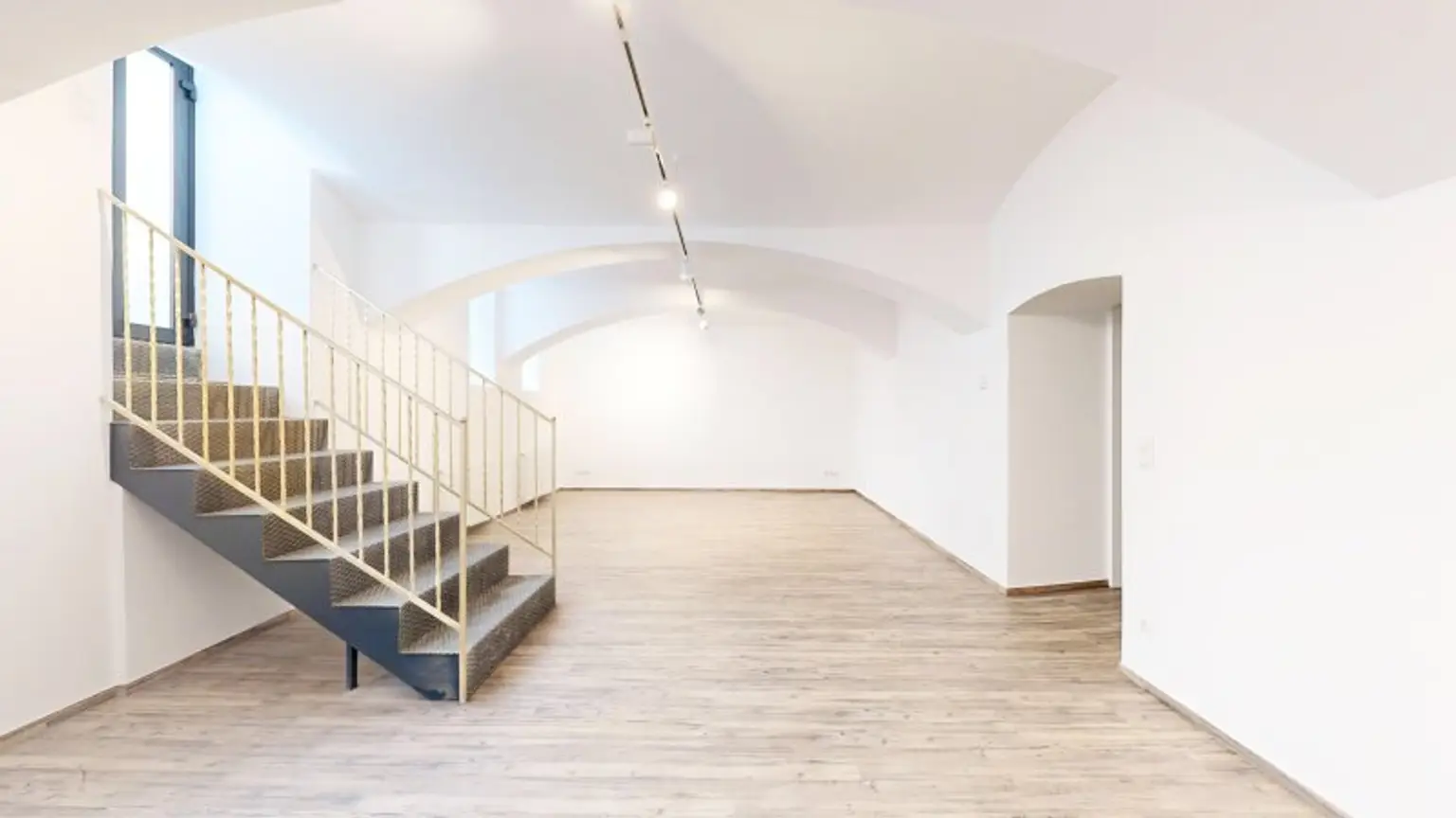 Renovierte, attraktive Werkstatt | 2 Zimmer - 80 m² | Küche & Badezimmer | Nähe Aumannplatz