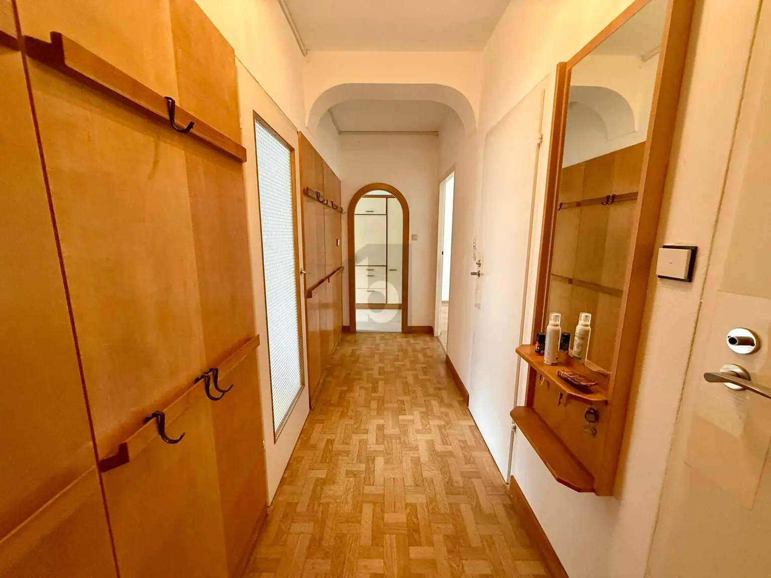 ZENTRALER BALKONHIT MIT AUßENSTELLPLATZ