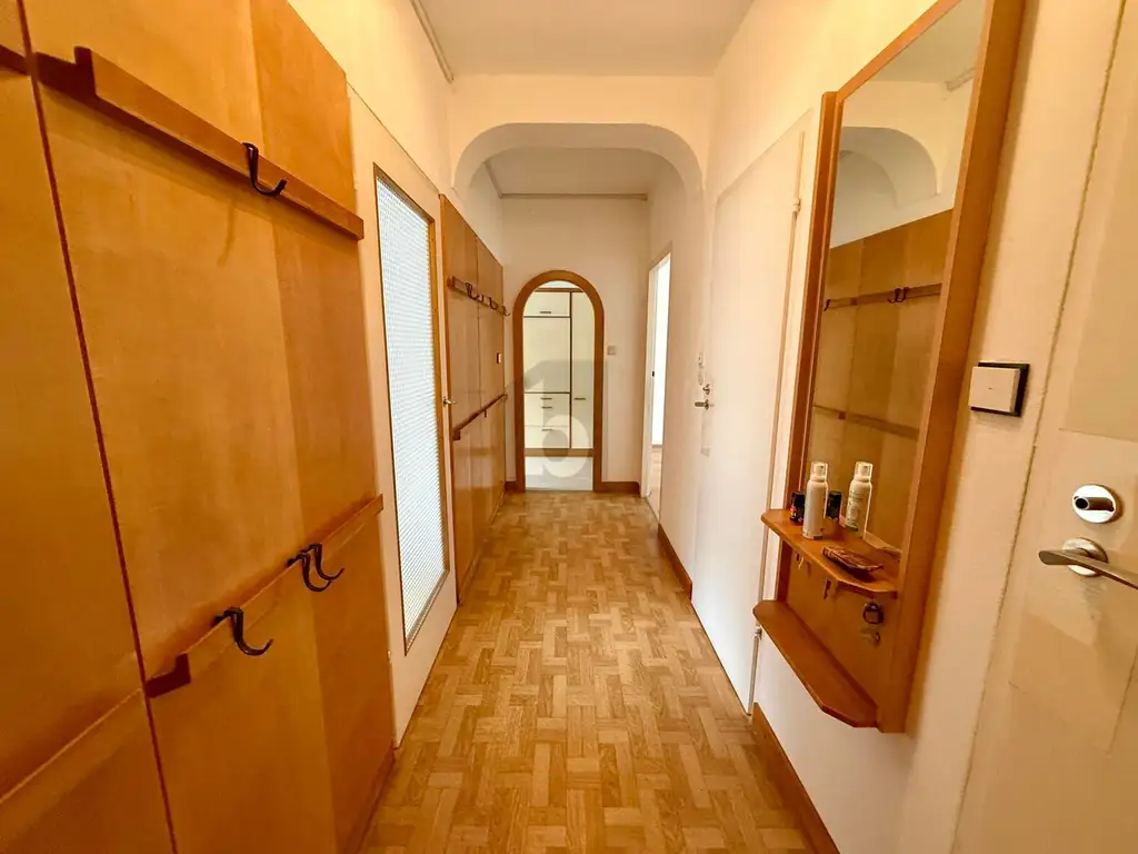 ZENTRALER BALKONHIT MIT AUßENSTELLPLATZ