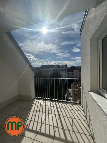 Neubau-Highlight: lichtdurchflutete 3-Zimmer-Dachwohnung mit Loggia