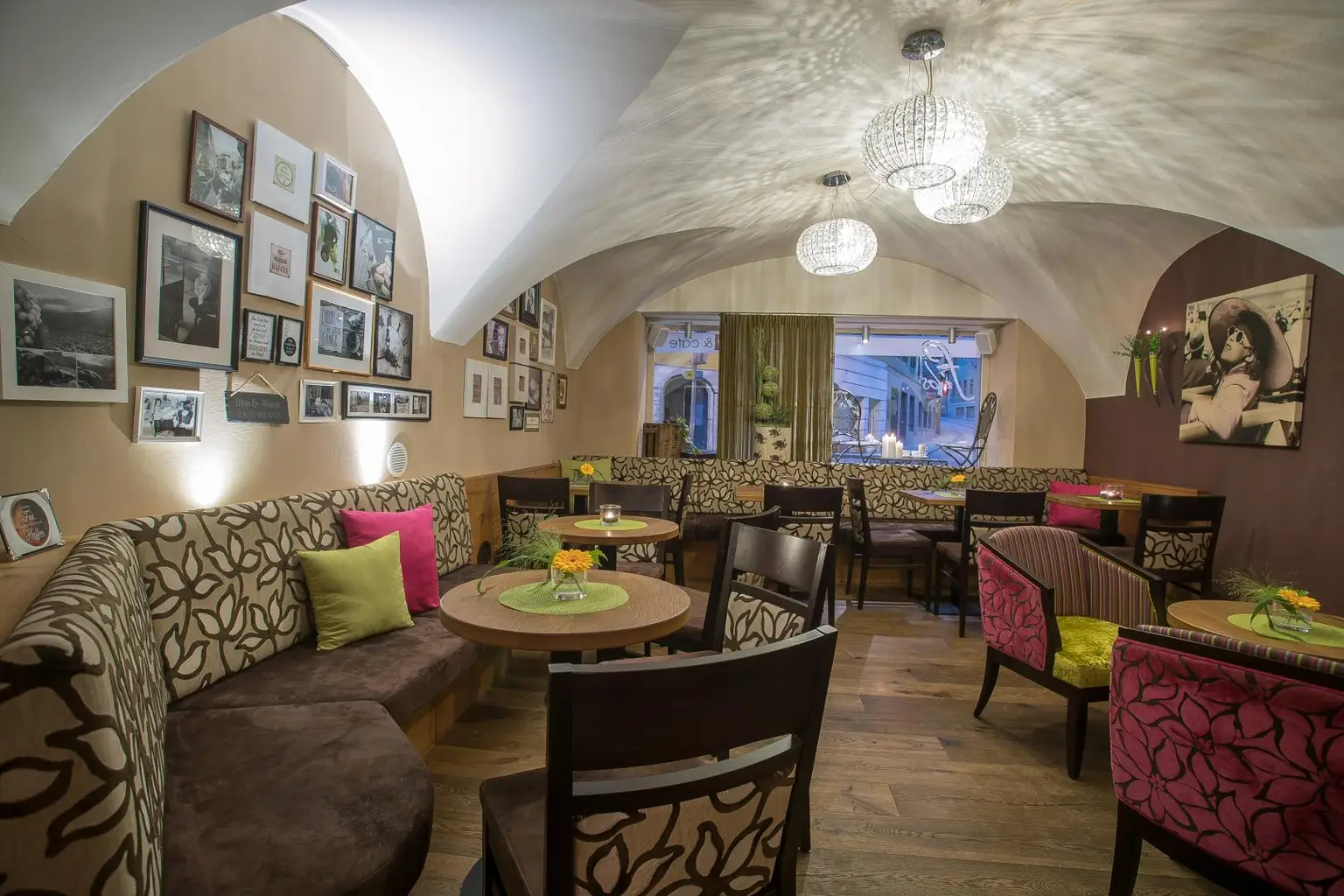 "Wein trifft Kaffee" – Erfolgreiches Lokal mit besonderem Ambiente - zur Sofortübernahme!