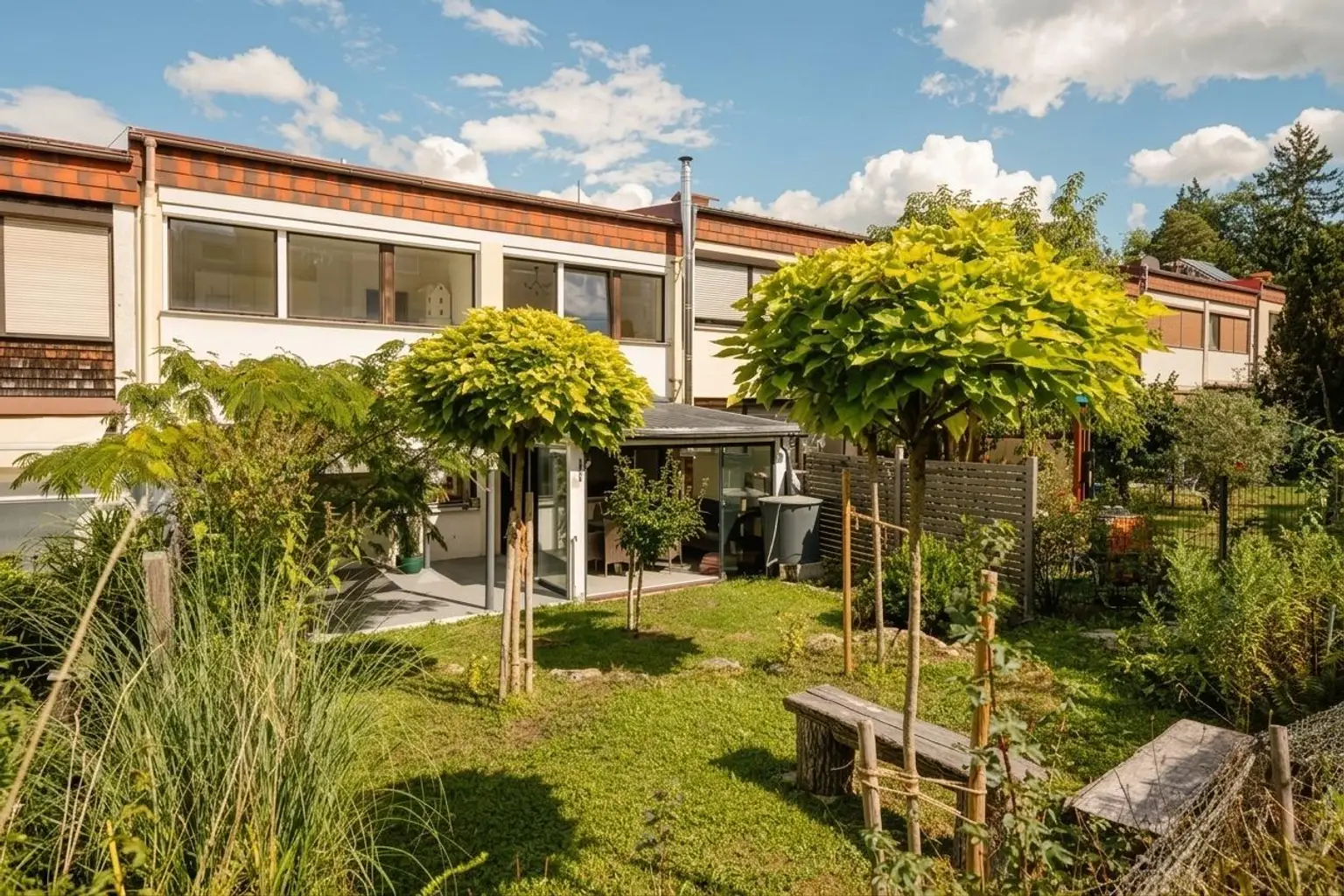 Außenansicht mit Garten