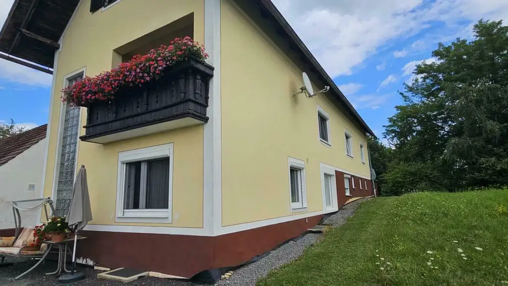 ** Geschmackvolles Zweifamilienwohnhaus - ca. 1,9ha LW-Fläche mit Wald ** unvergleichbarer Panoramablick auf Schloss Kapfenstein und das steirische Hügelland **
