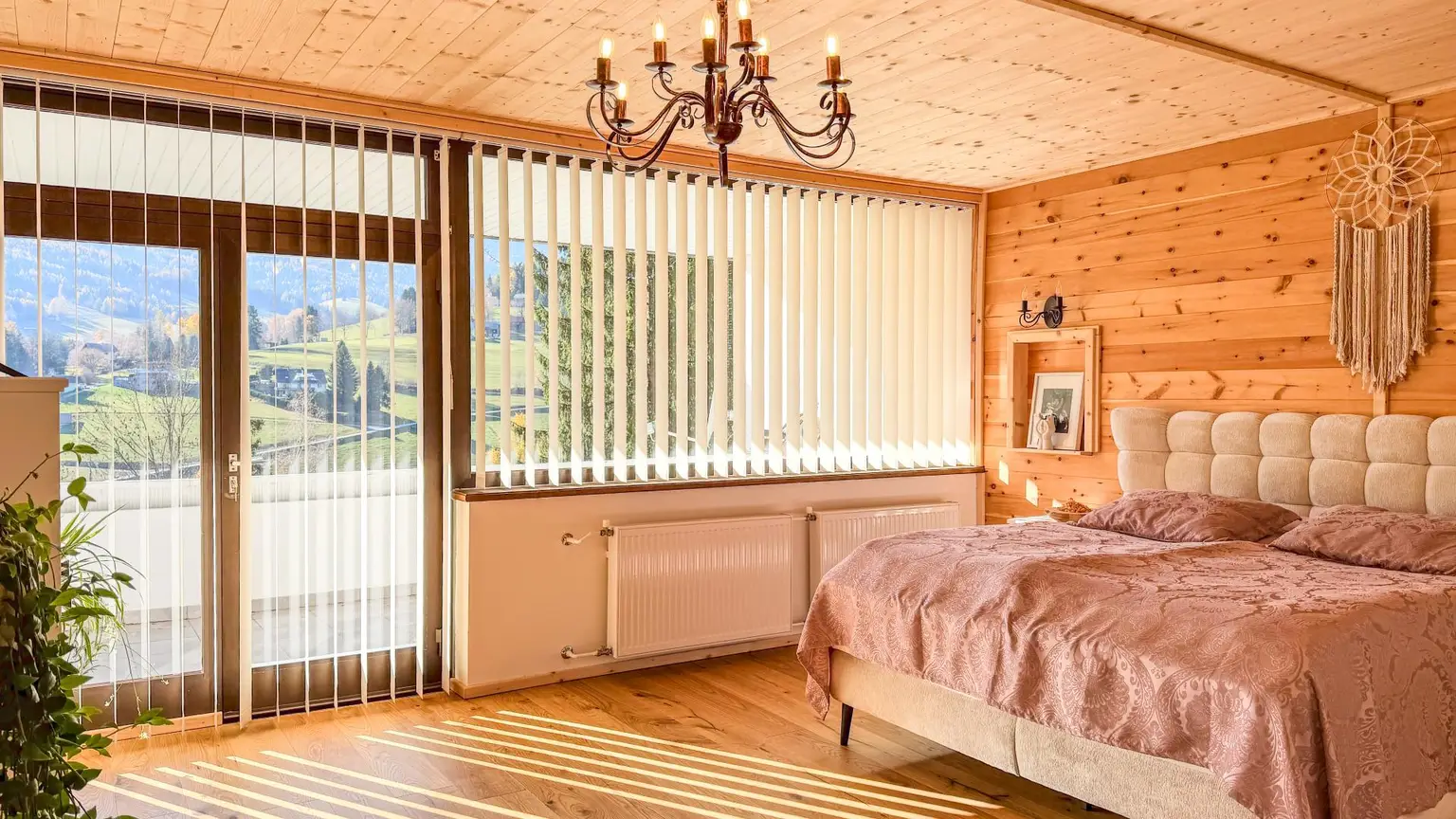 Schlafzimmer OG + Balkon