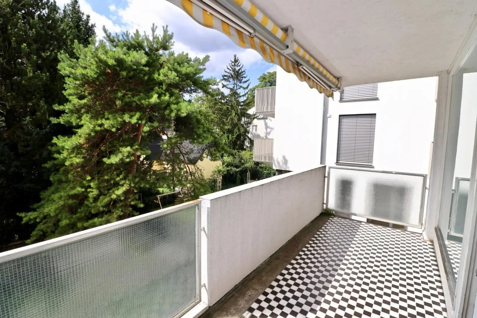 Gemütliche 3 Zimmer Wohnung mit großem Balkon und Blick ins Grüne!