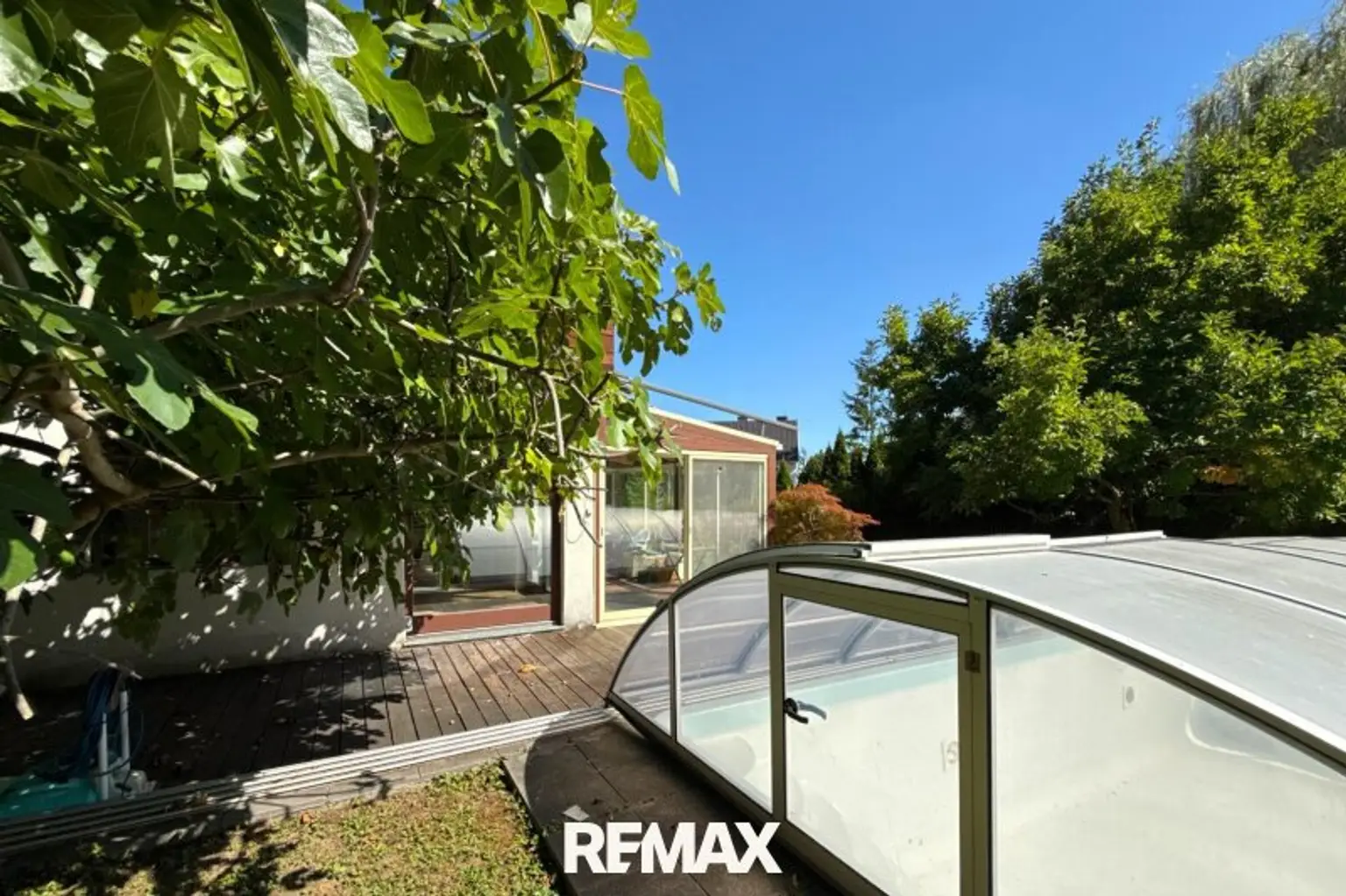 Seitliche Pool und Wintergartenansicht