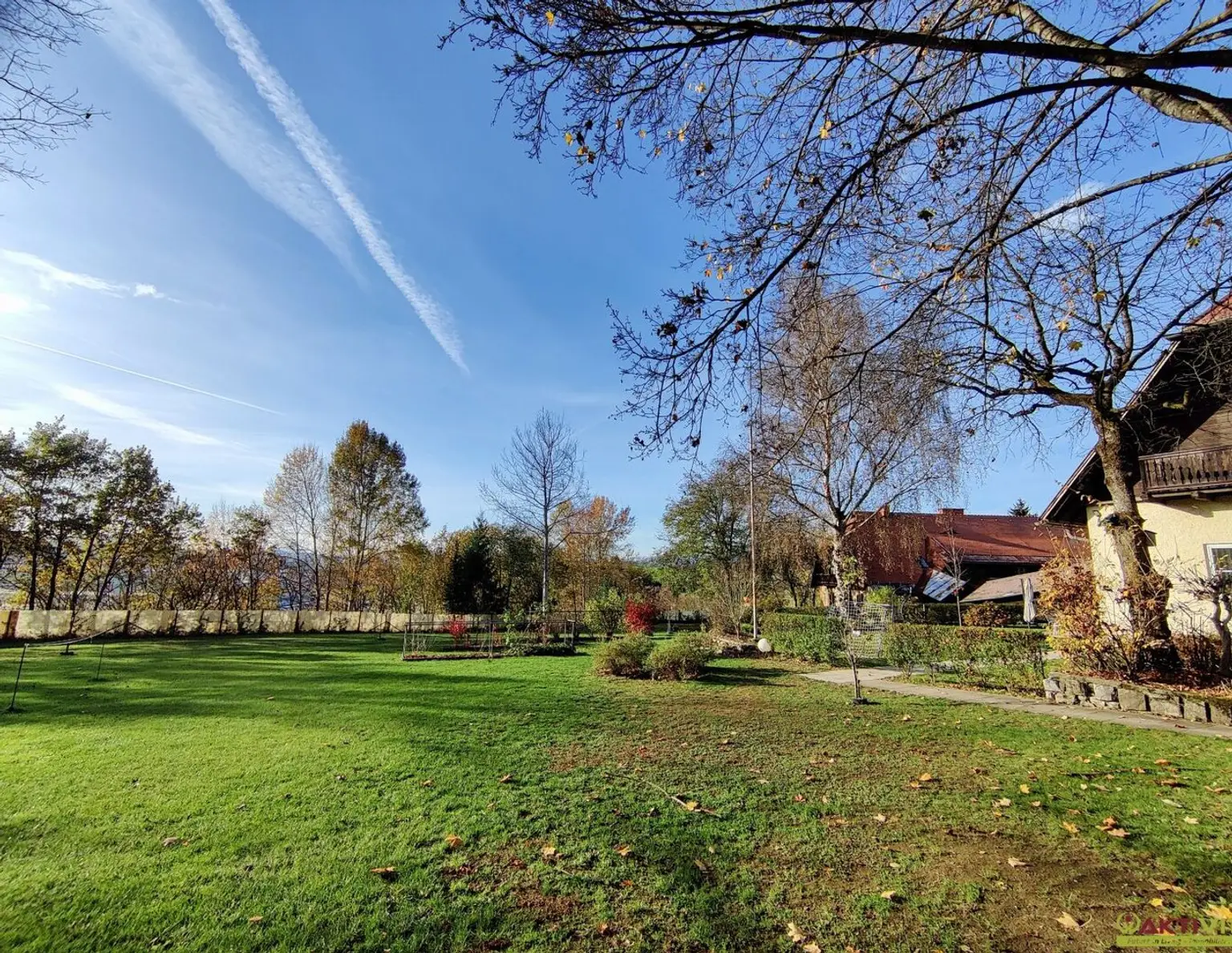 Projektliegenschaft mit großem Sanierungs- und Baupotential. - Nahe dem Flughafen. - Über 6.000 m² Bauland. - Vielfältiges Potential.