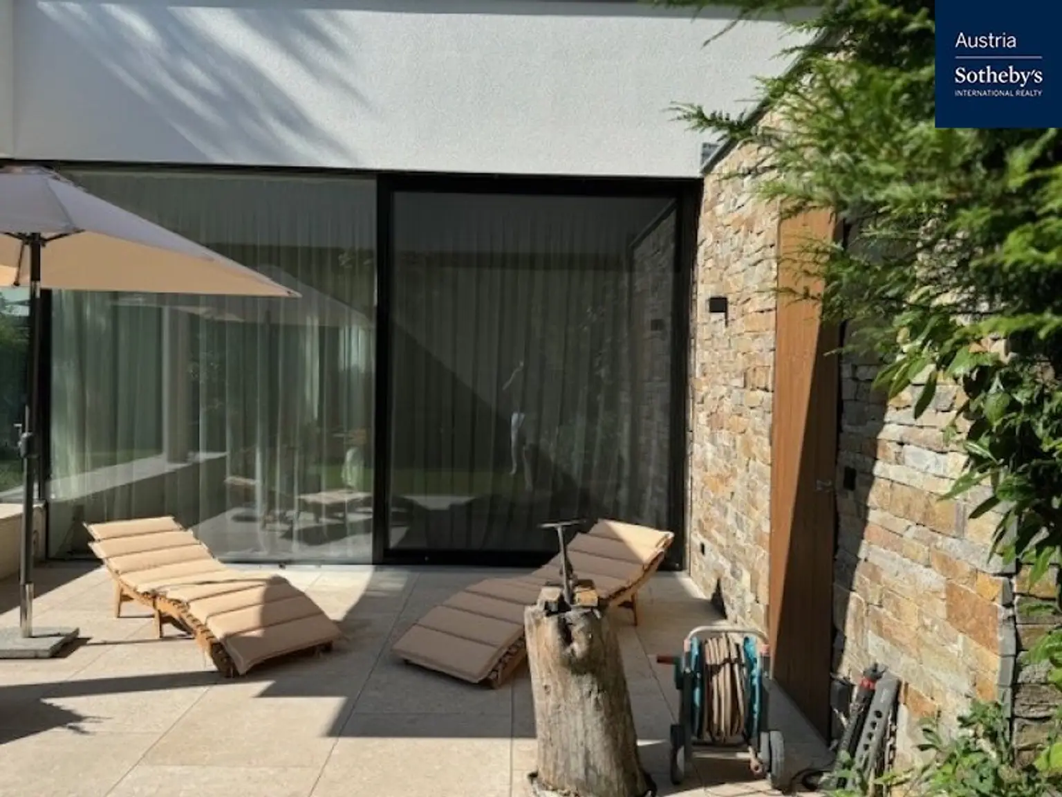 Privatsphäre & Perfektion – Architektenvilla mit Garten, drei Terrassen & Homeoffice