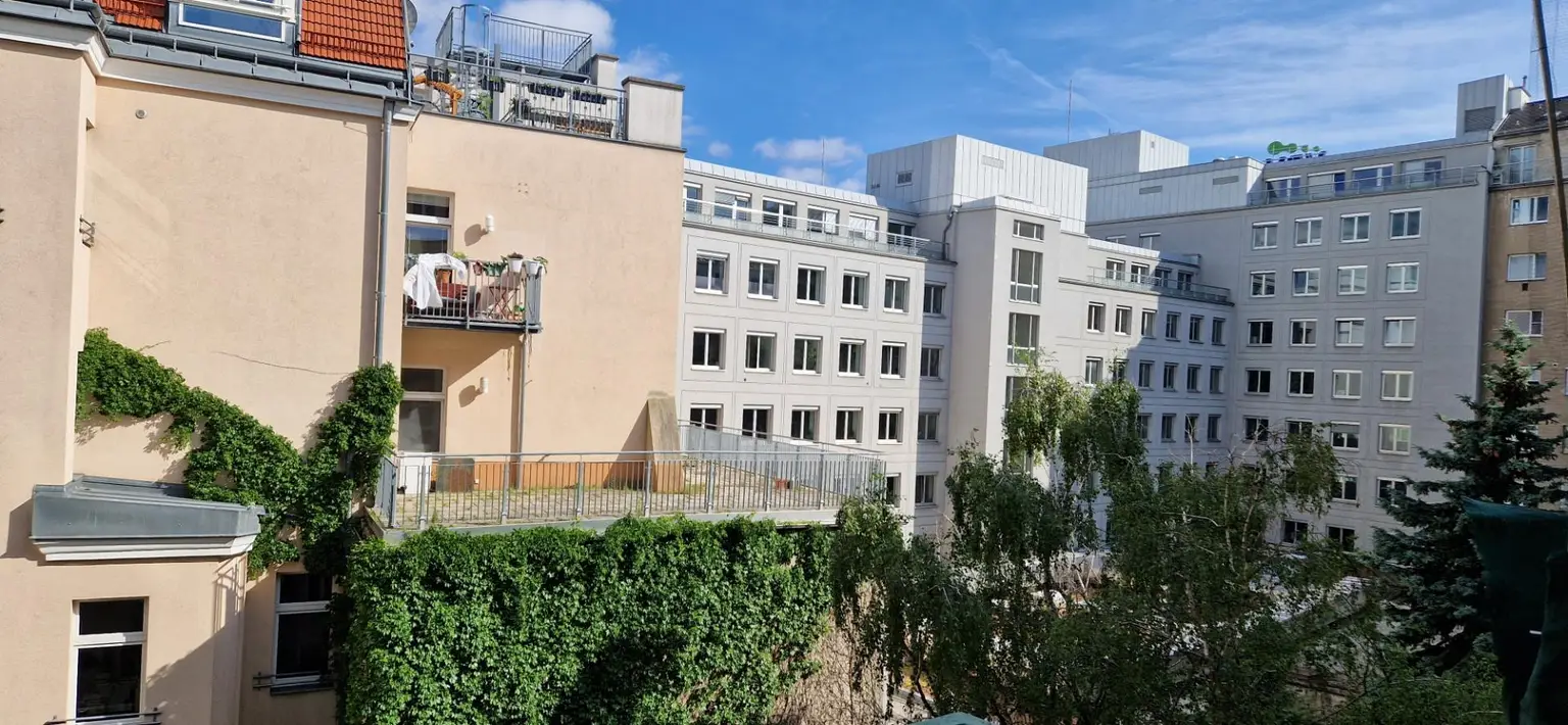 Ausblick in den ruhigen Innenhof