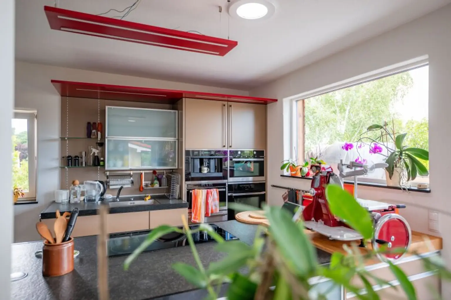 Dachgeschosswohnung in Ruhelage mit traumhaftem Grünblick, eigenem Garten und Garage