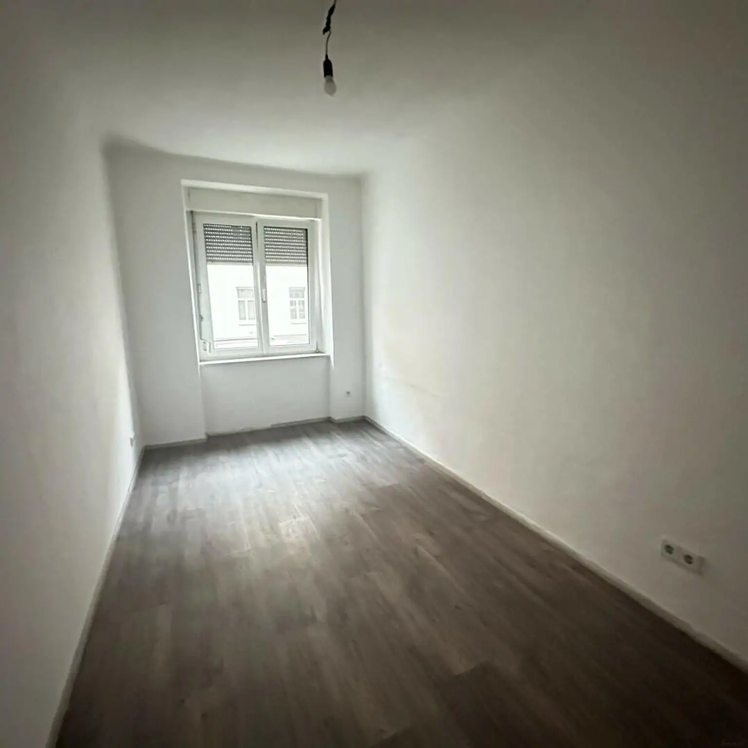 Sanierungsbedürftige 4 Zimmer Wohnung mit Potential