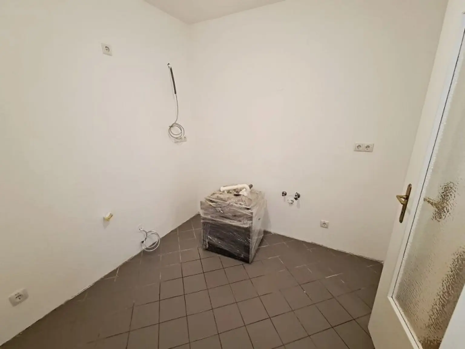 SPITTELBERG, teilsaniertes 84 m2 Dachgeschoß, 3 Zimmer, Extraküche, Wannenbad, Parketten, WG-geeignet, MQ-Nähe