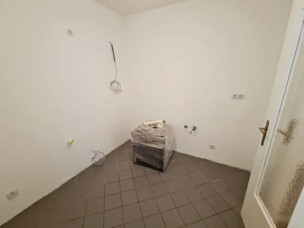 SPITTELBERG, teilsaniertes 84 m2 Dachgeschoß, 3 Zimmer, Extraküche, Wannenbad, Parketten, WG-geeignet, MQ-Nähe