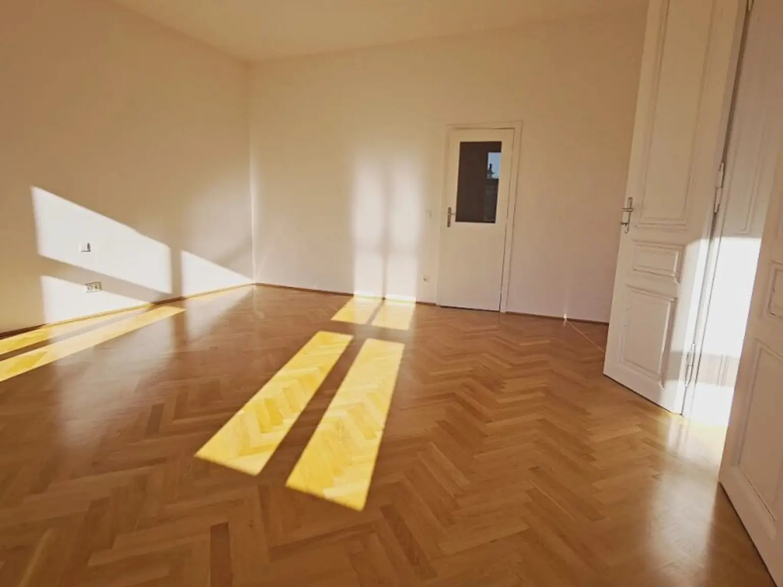 ROCHUSMARKT-NÄHE, sonnige 103 m2 Altbau, 3 Zimmer, WG-geeignet, Küche, Wannenbad, Parketten, Geusaugasse