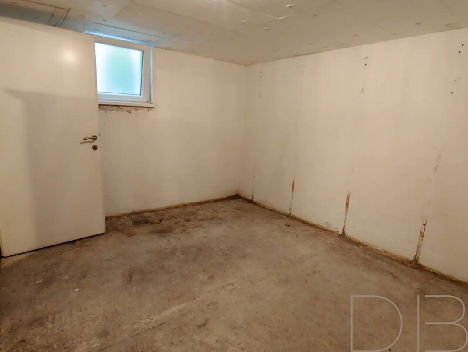 DB IMMOBILIEN | Sanierungsbedürftige 4-Zimmer-Wohnung mit südseitiger Terrasse und traumhaften Ausblick!