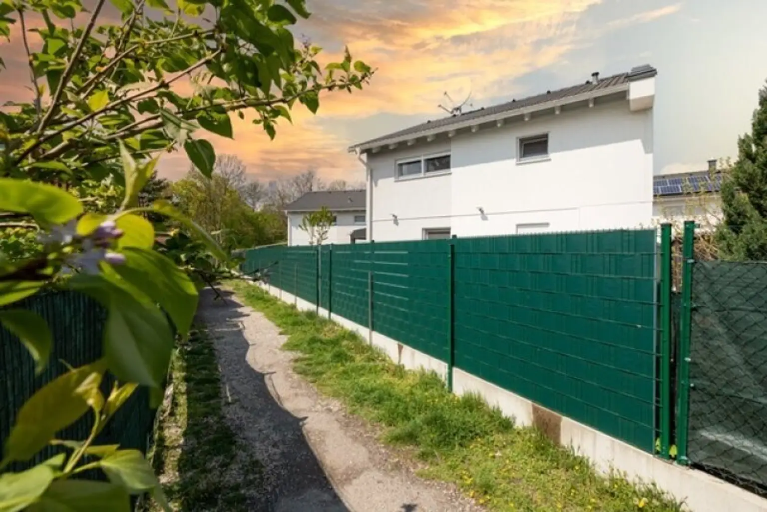 Ruhiges Familienparadies in TOP-LAGE mit Wintergarten, 2 Stellplätzen & Glasfaser – Bezugsfertig!