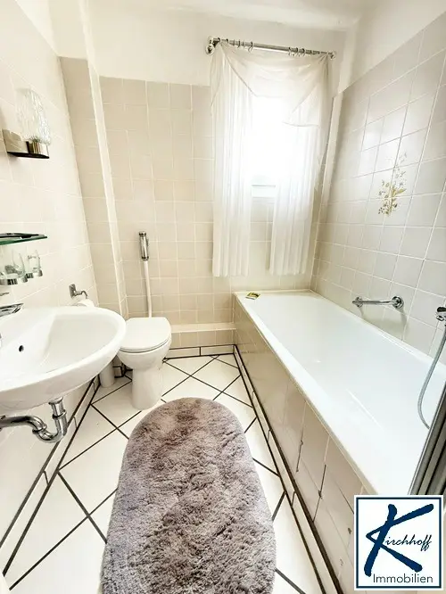Bad mit Badewanne OG