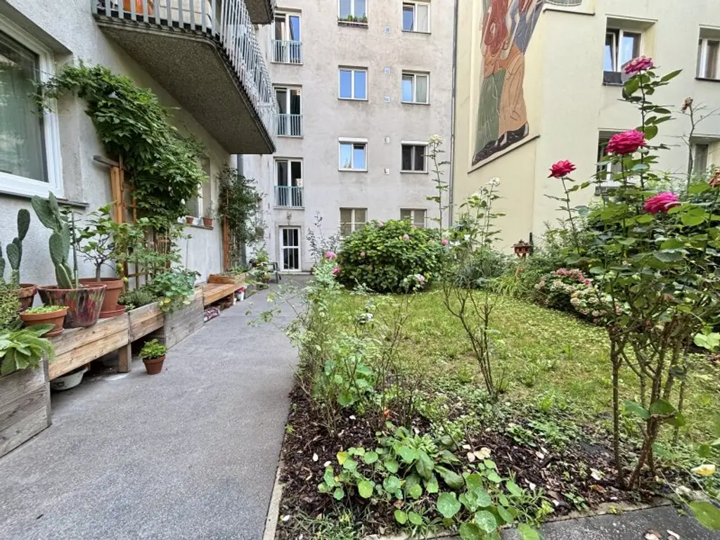 ERSTBEZUG nach Sanierung mit Südwestloggia in den begrünten Innenhof | Nähe Obkirchermarkt