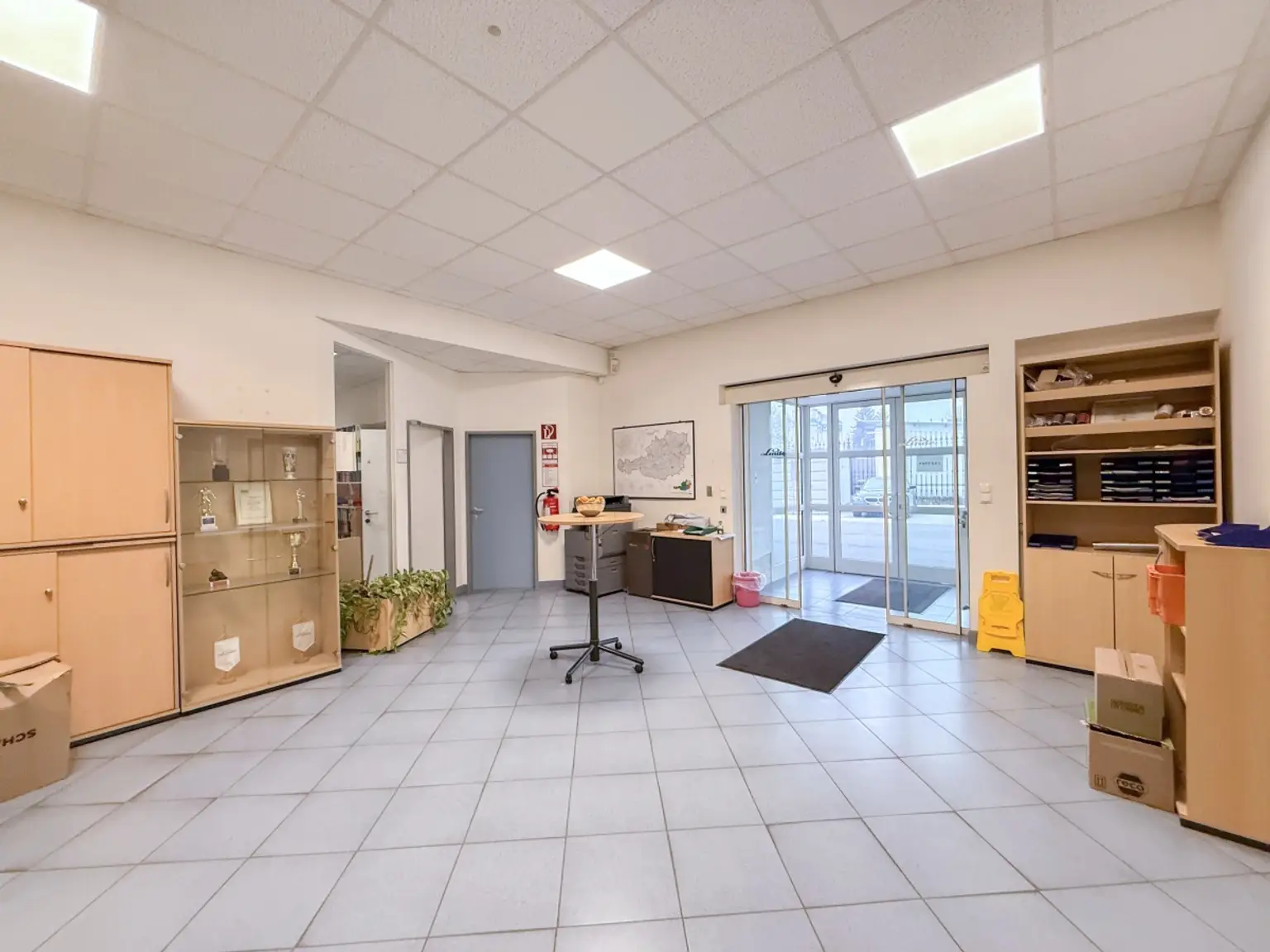 [06743] Bürohaus, Lagerhallen, großes Grundstück/Widmung Bauland-Industrie