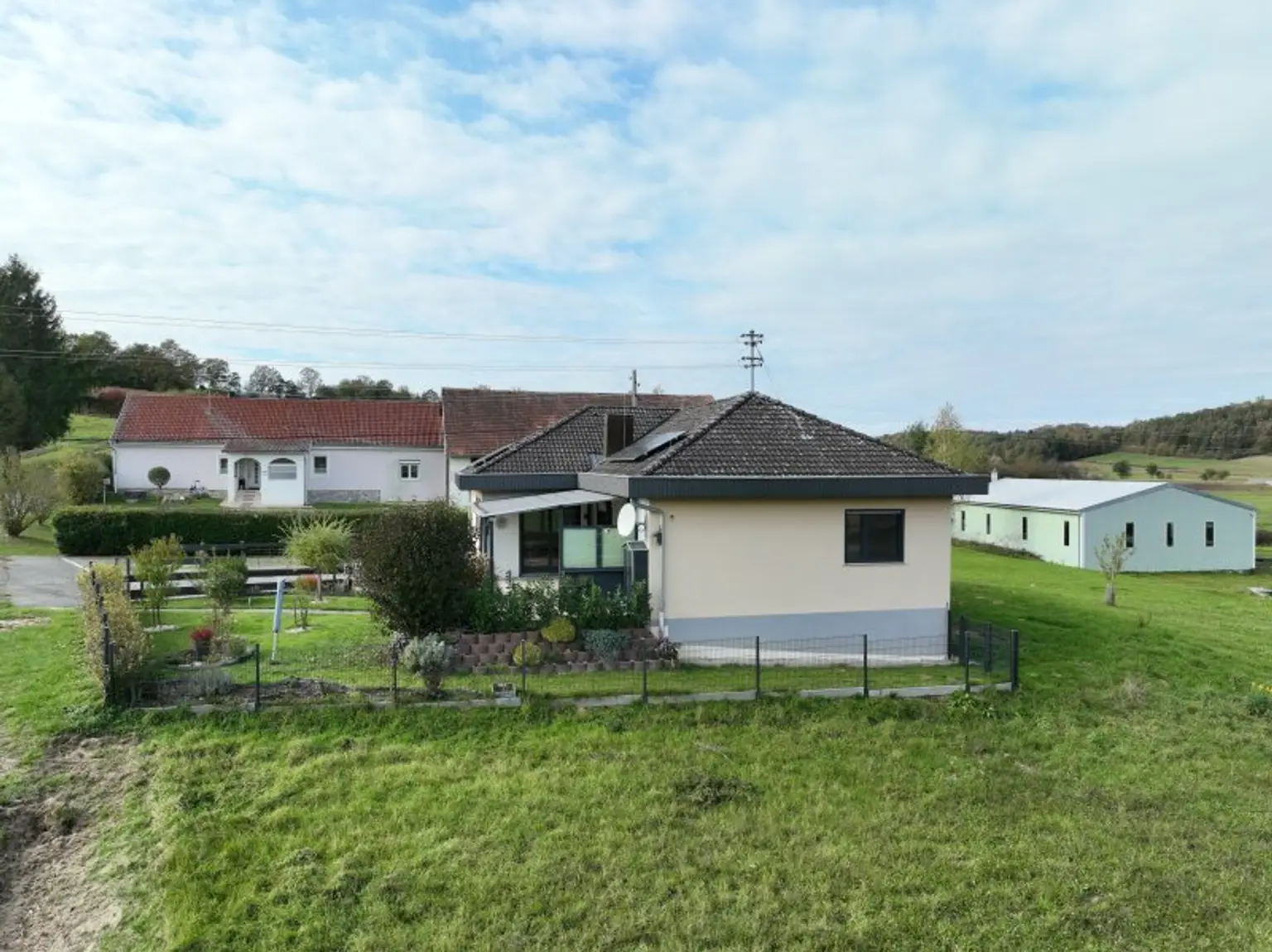** FAMILYS BEST **   Reinersdorf !! Bungalow mit ca. 122 m2 Wfl. in ruhiger, idyllischer Ortsrandlage mit ca. 1.200 m2 Eigengrund !!
