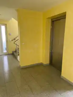 Treppenhaus mit Fahrstuhl