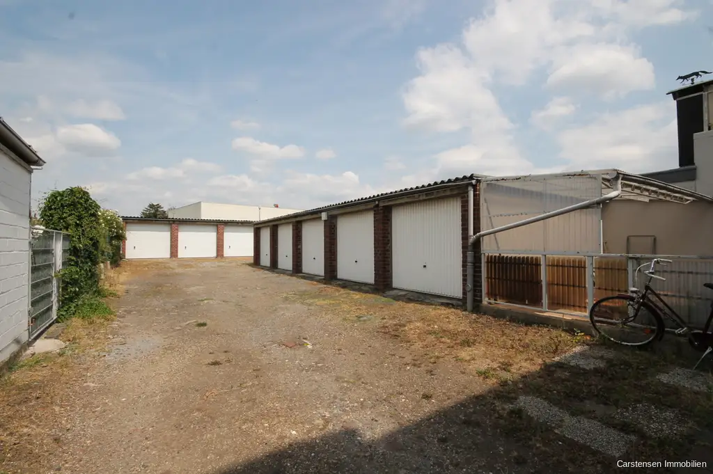GARAGE AUF GESCHLOSSENEM KLEINEM HOF ZU VERMIETEN