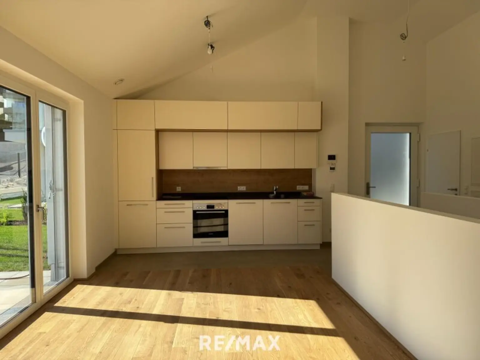 Wohnzimmer mit offener Küche