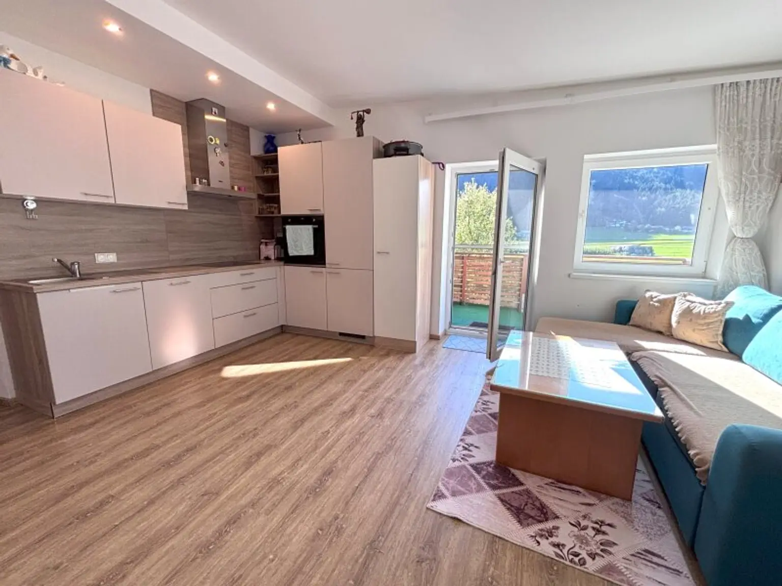 Schlitters: Kernsanierte Dachgeschosswohnung mit Südbalkon, Garten und traumhafter Aussicht