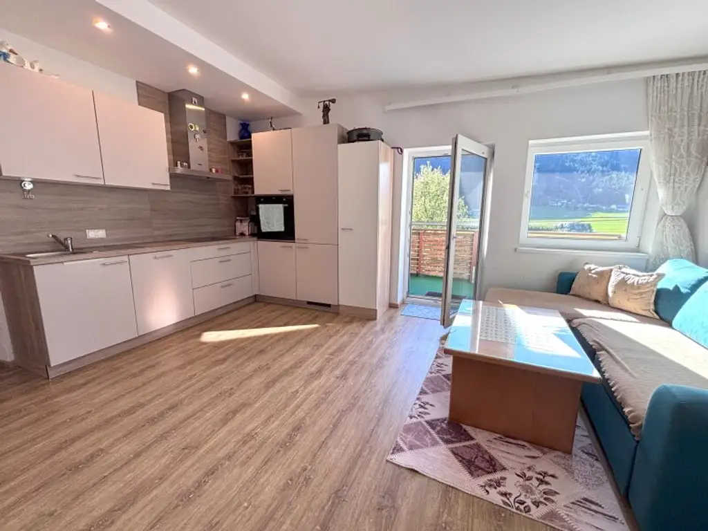 Schlitters: Kernsanierte Dachgeschosswohnung mit Südbalkon, Garten und traumhafter Aussicht