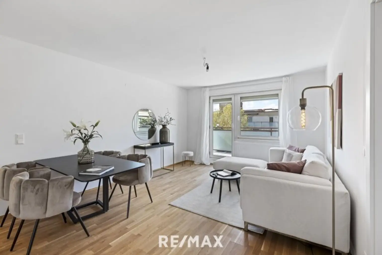 Erstbezug DG-Wohnung, 2 Terrassen, ruhig gelegen, Garage möglich.