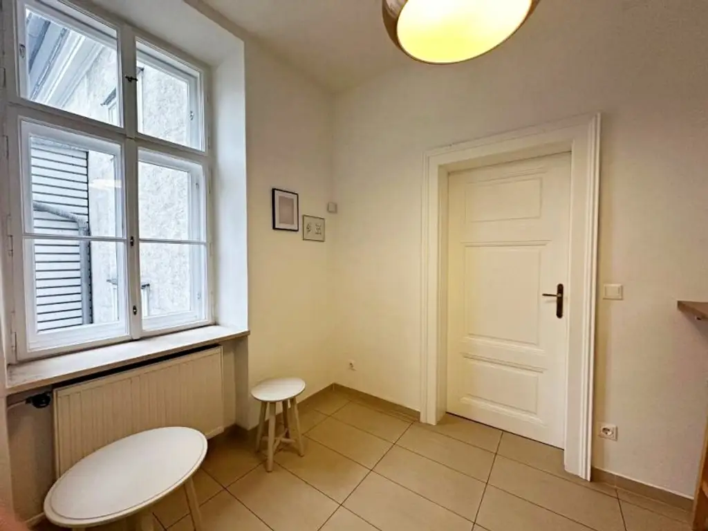 OPERNRING, STAATSOPER, klimatisierte 106 m2 Altbau, 3 Zimmer, Möblierung möglich, Extraküche, 2 Bäder, 4. Liftstock