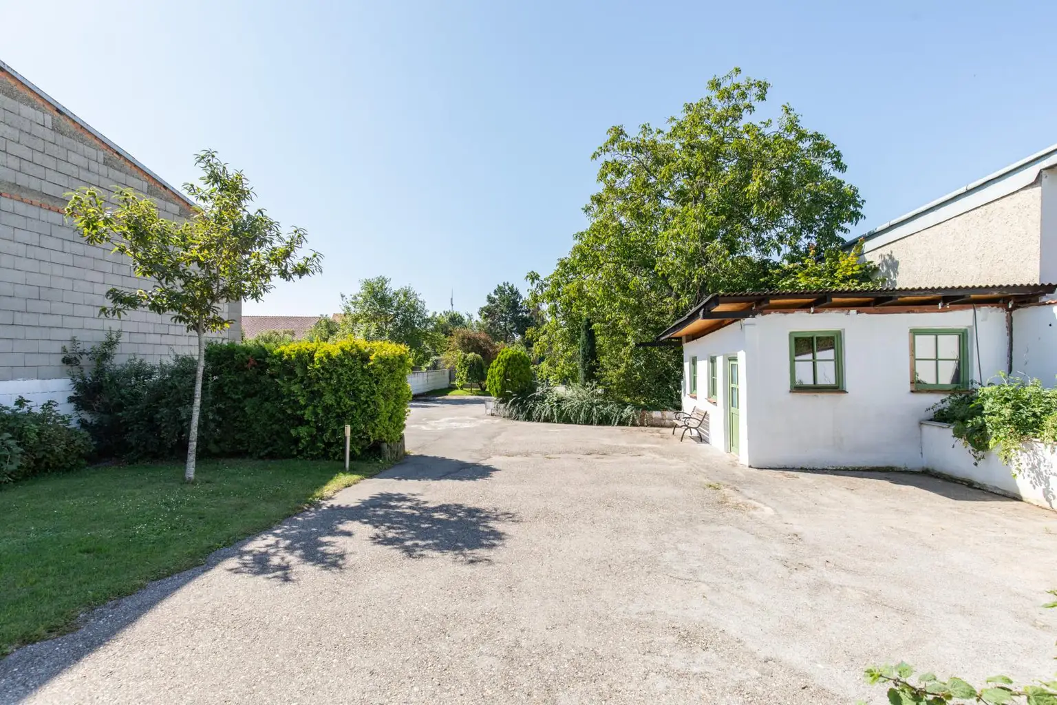 Vielseitiges Anwesen mit Wohn- und Geschäftshaus, Nebengebäuden & Garten