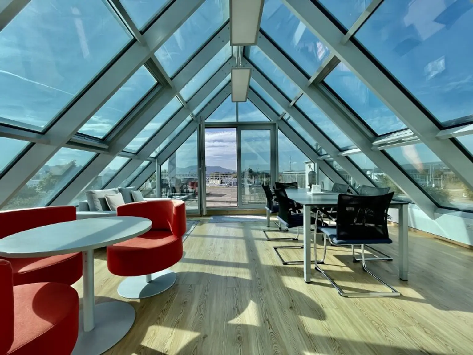 RARITÄT - PENTHOUSE MIT WINTERGARTEN UND TRAUMTERRASSE - KLIMAANLAGE UND ZWEI GARAGENPLÄTZE - TOP- INFRASTRUKTUR