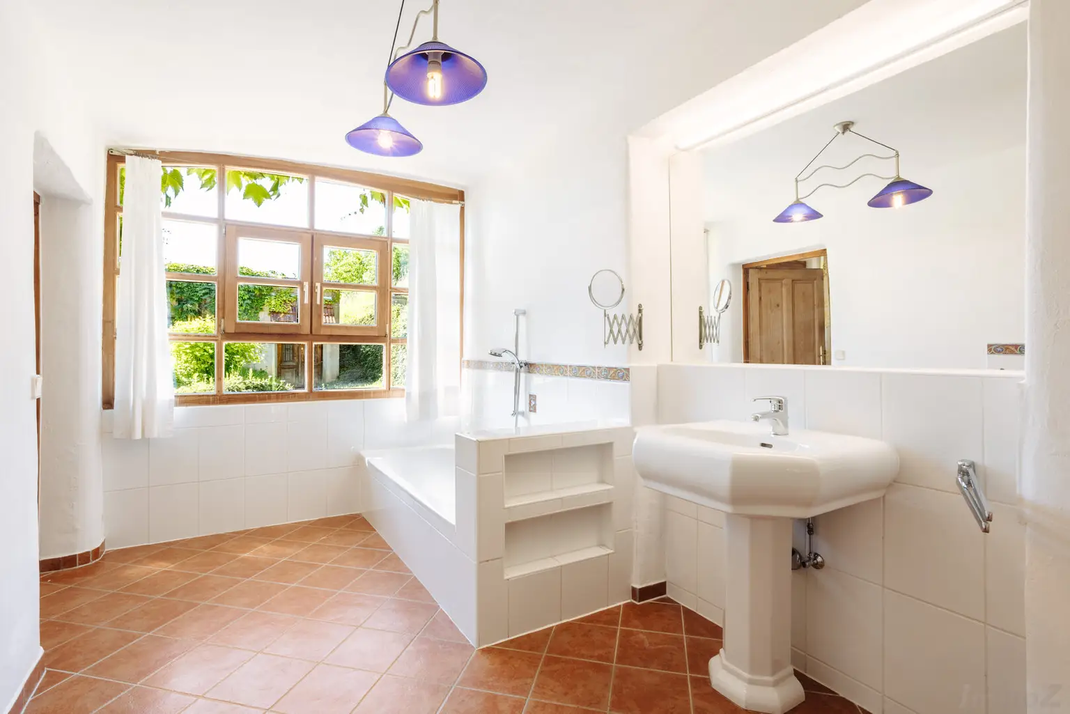 Bad mit Badewanne