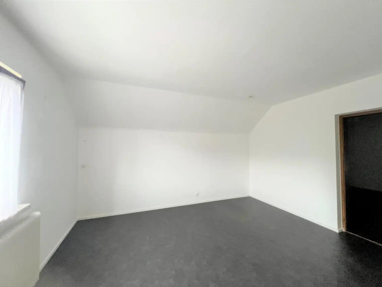 HÜBSCHES WOHNHAUS MIT NEBENGEBÄUDEN