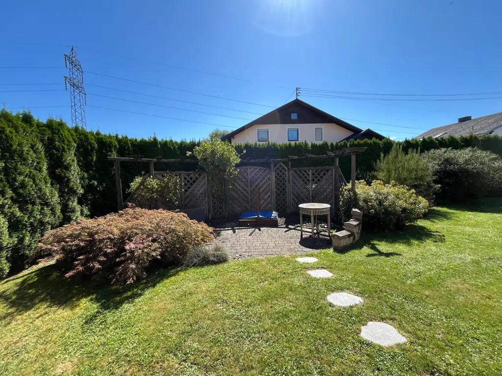 OPEN HOUSE! Großzügiges leistbares Wohnhaus mit 3 getrennte Wohneinheiten, Traumgarten, Doppelgarage und vielen Parkplätzen Tuffeltsham in Redlham