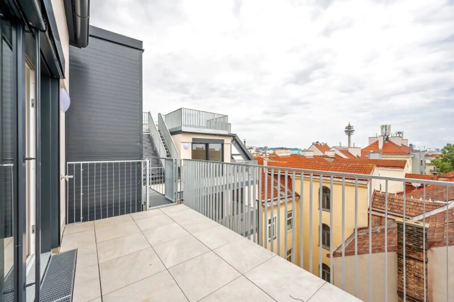 ++FonteFlats++ Fantastic 3-room attic FIRST OCCUPANCY with great roof terrace - near Hauptbahnhof/Central Station