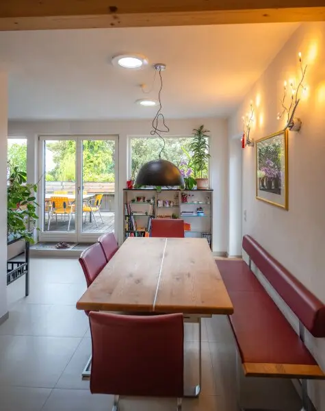 Dachgeschosswohnung in Ruhelage mit traumhaftem Grünblick, eigenem Garten und Garage