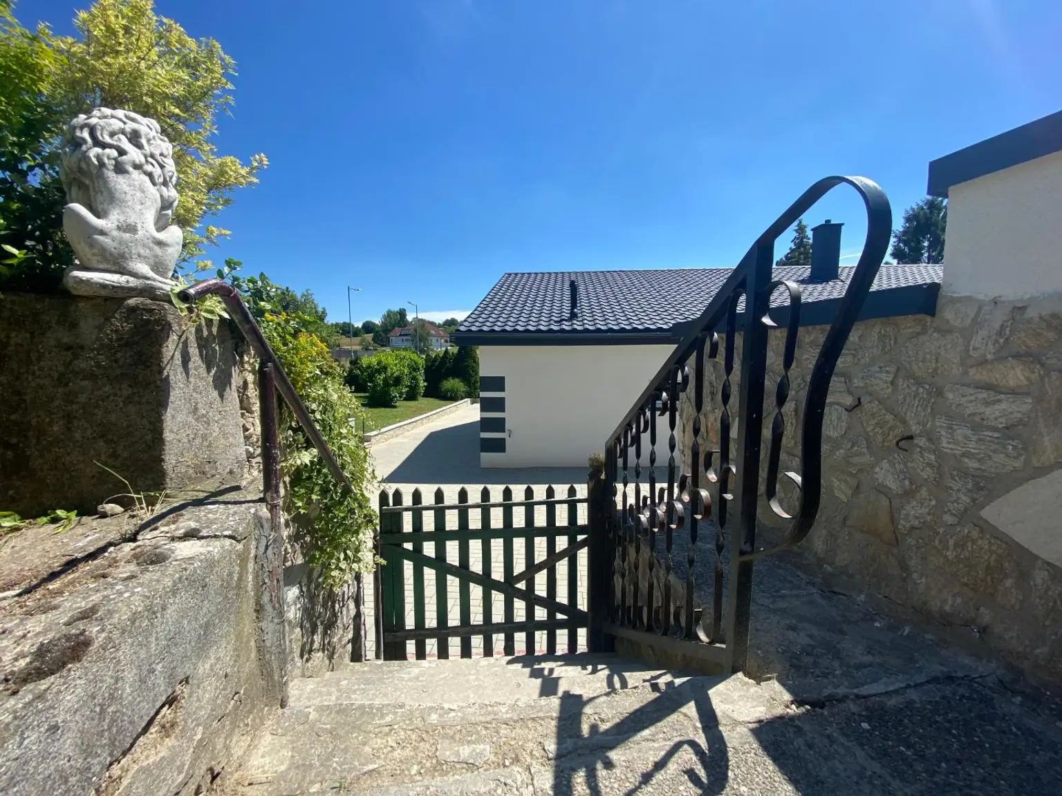 Hübsches Landhaus mit wunderbarem Garten zu vermieten!