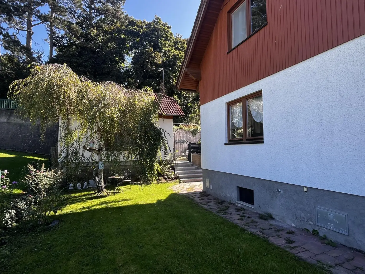 "Solides Haus mit Garten und Pool"