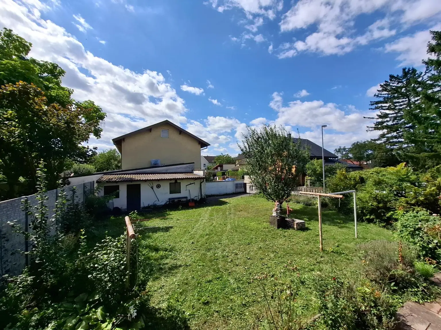 Einfamilienhaus mit Keller, Loggia, Garage und Garten, nur 300 Meter zum Neufelder See