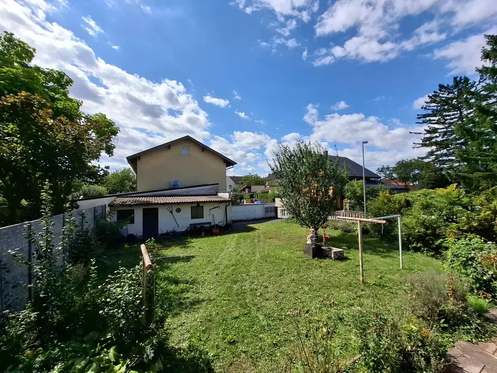 Einfamilienhaus mit Keller, Loggia, Garage und Garten, nur 300 Meter zum Neufelder See