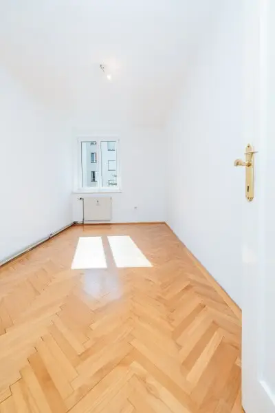 GEIDORF I ZENTRAL & DOCH IDYLLISCH I GRÜNBLICK I ANGENEHME WOHNATMOSPHÄRE I BAD MIT WANNE UND FENSTER I CHARAKTERVOLLER PARKETT I PROJEKT WOHNEN