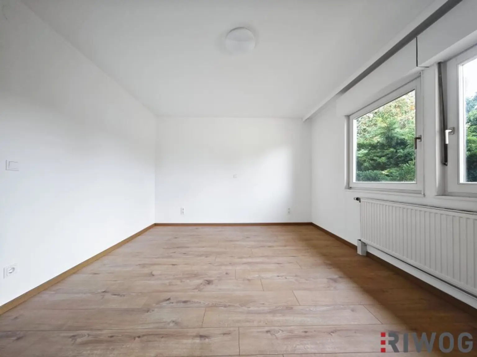 Sonniger Bungalow mit südseitigem Garten inkl. Fernsicht & Pool | neue Einbauküche | Klima | voll unterkellert