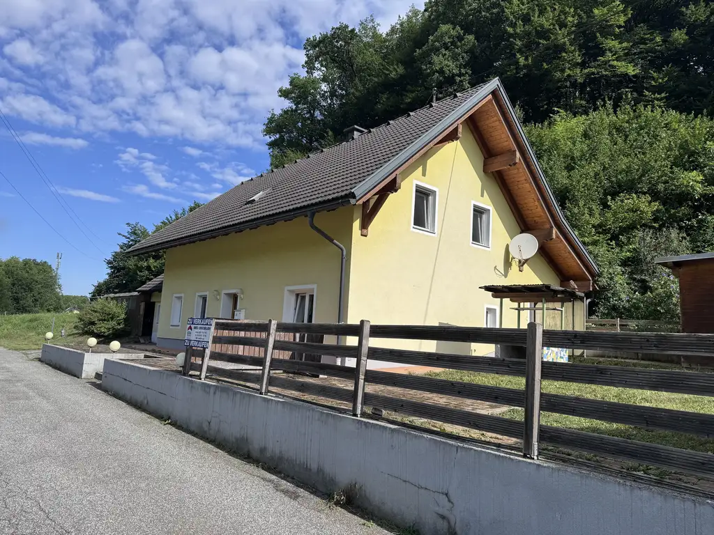 Zweifamilienhaus mit Nebengebäude und großzügigem Garten nahe Dreiländereck !
