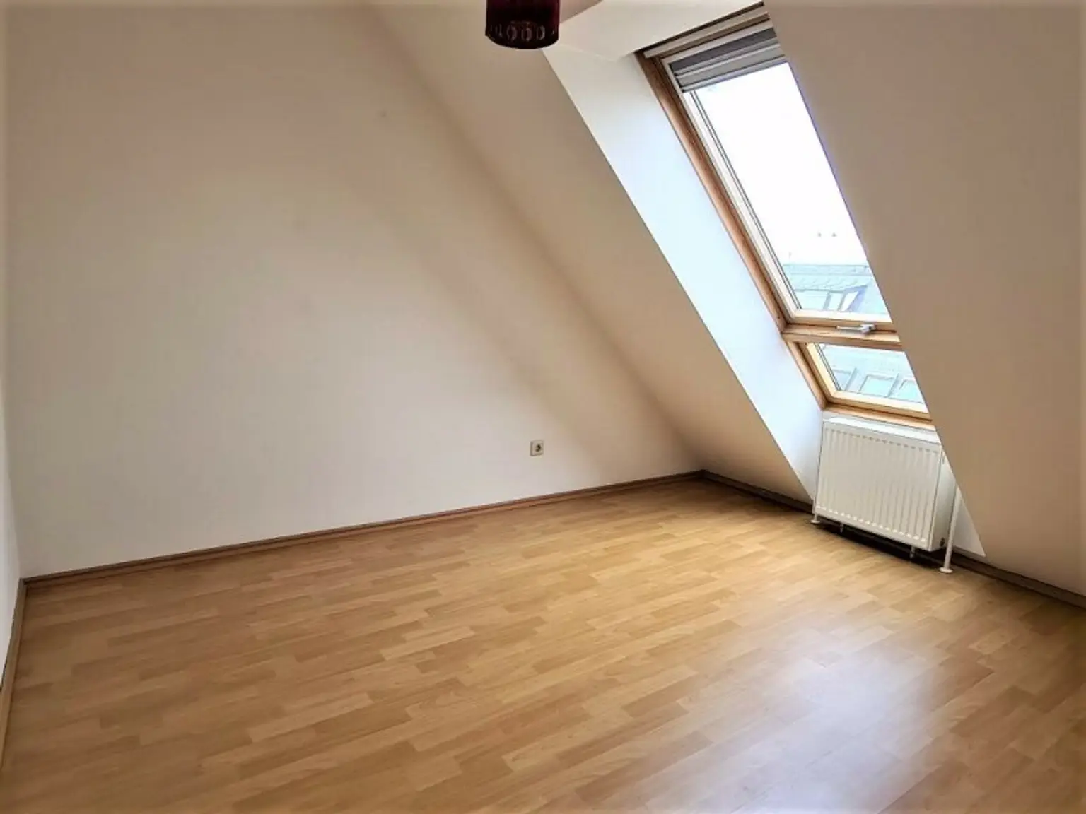 DACHGESCHOSS, AUGARTEN-NÄHE, 87 m² Maisonette mit 10 m2 Terrasse, Wohnküche, 2 Zimmer, Galerie, 2 Bäder, Rembrandtstraße