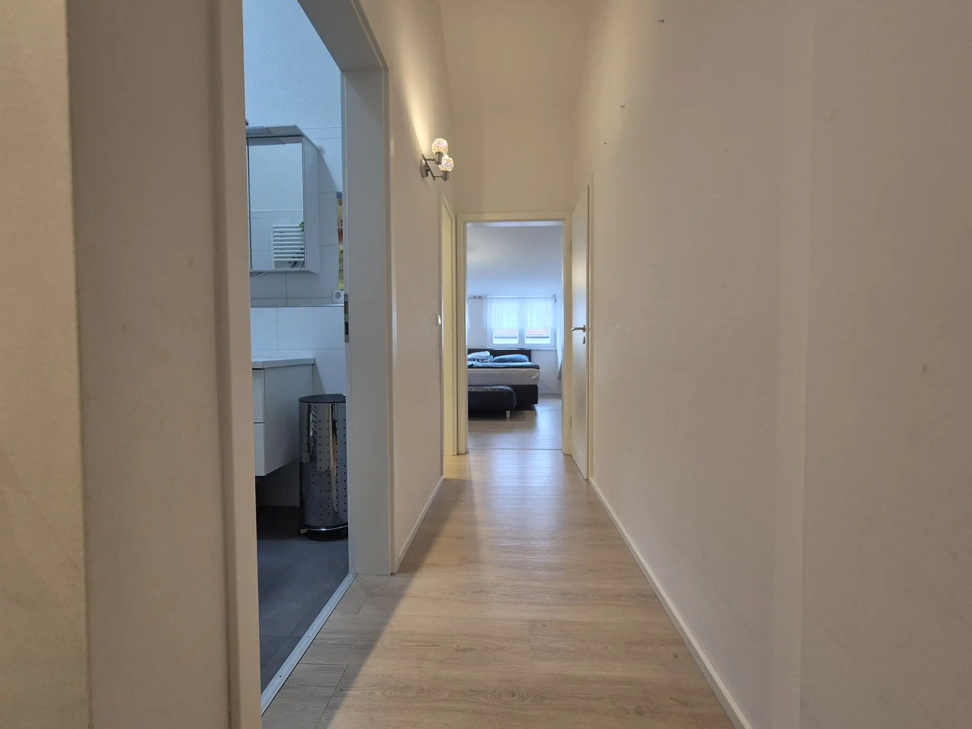 Flur Richtung WC und Schlafzimmer