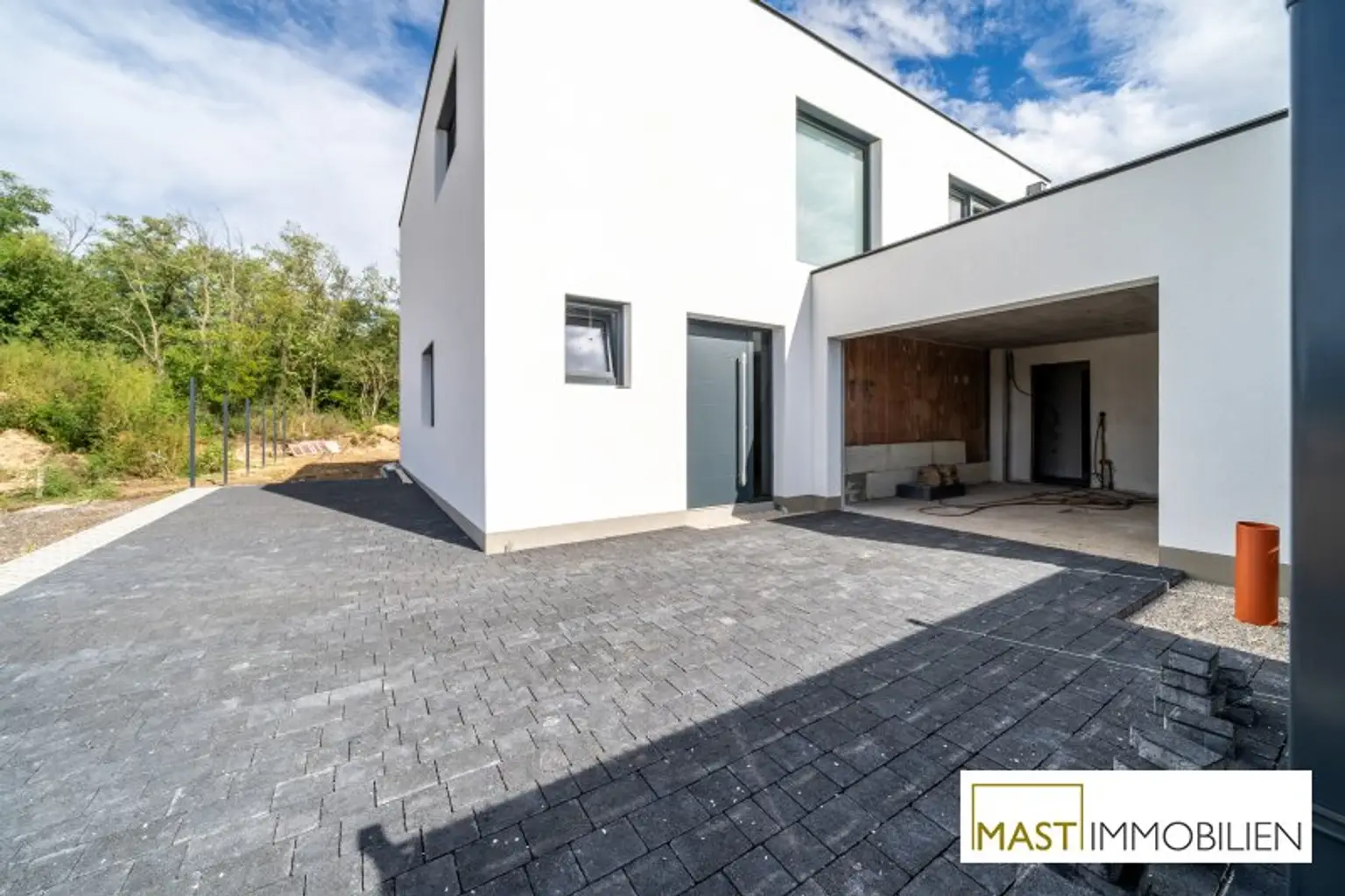 ERSTBEZUG - Modernes Einfamilienhaus mit 148 m² Wohnfläche, Balkon, Terrasse & 2 PKW-Stellplätzen in Strasshof – belagsfertig!