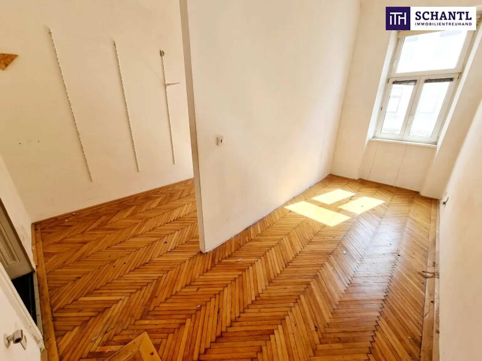 Das Haus trägt Smoking, die Wohnung wartet noch auf ihr Kleid! Renovierungsbedürftige Altbauwohnung mit toller Raumaufteilung + Traumhaft schönes Haus + Perfekte Infrastruktur und Anbindung! Jetzt zugreifen!